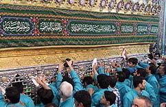 غبارروبی ضریح حضرت معصومه