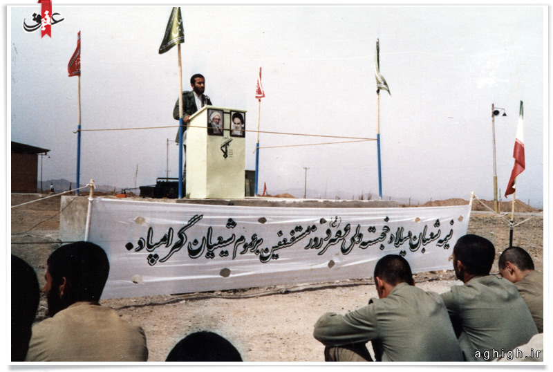 حاج یدالله پاشازاده در حال مداحی در دوران دفاع مقدس