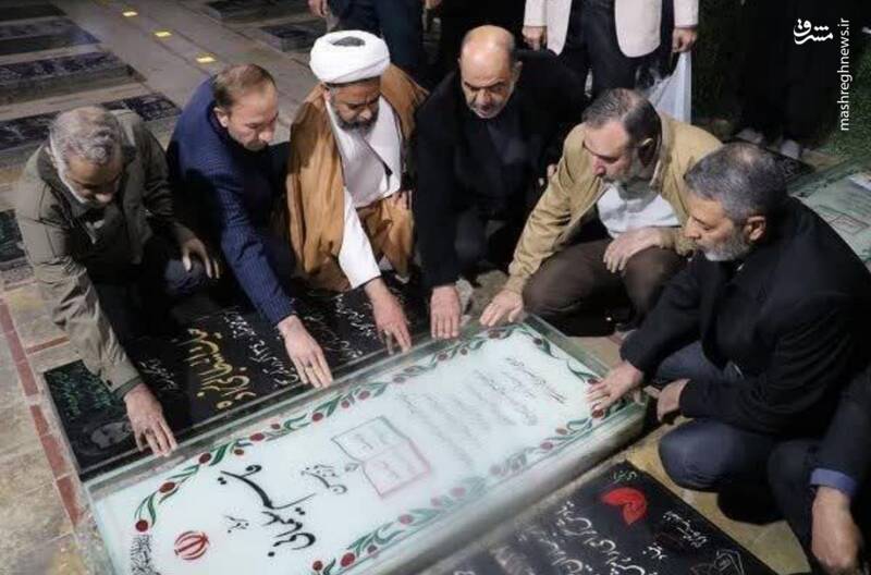 حضور فرمانده کل ارتش بر مزار شهید سلیمانی
