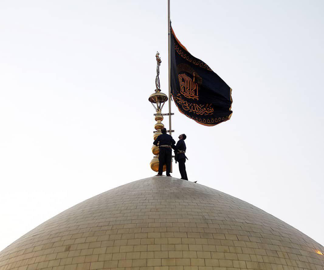 تعویض و به رنگ عزا درآمدن پرچم حرم رضوی+عکس