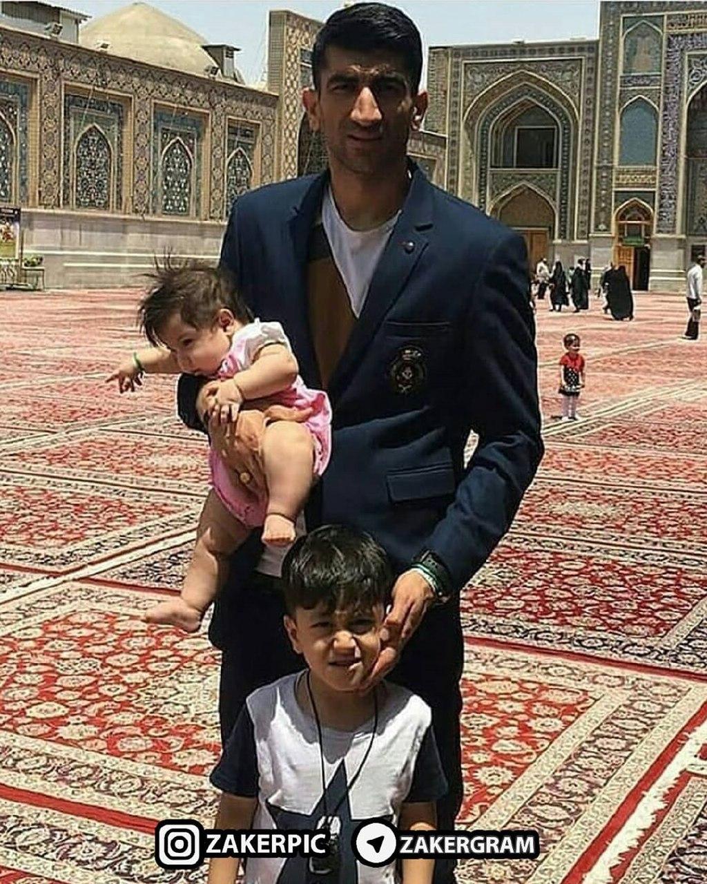فوتبالیست معروف و فرزندانش در حرم امام رضا(ع)