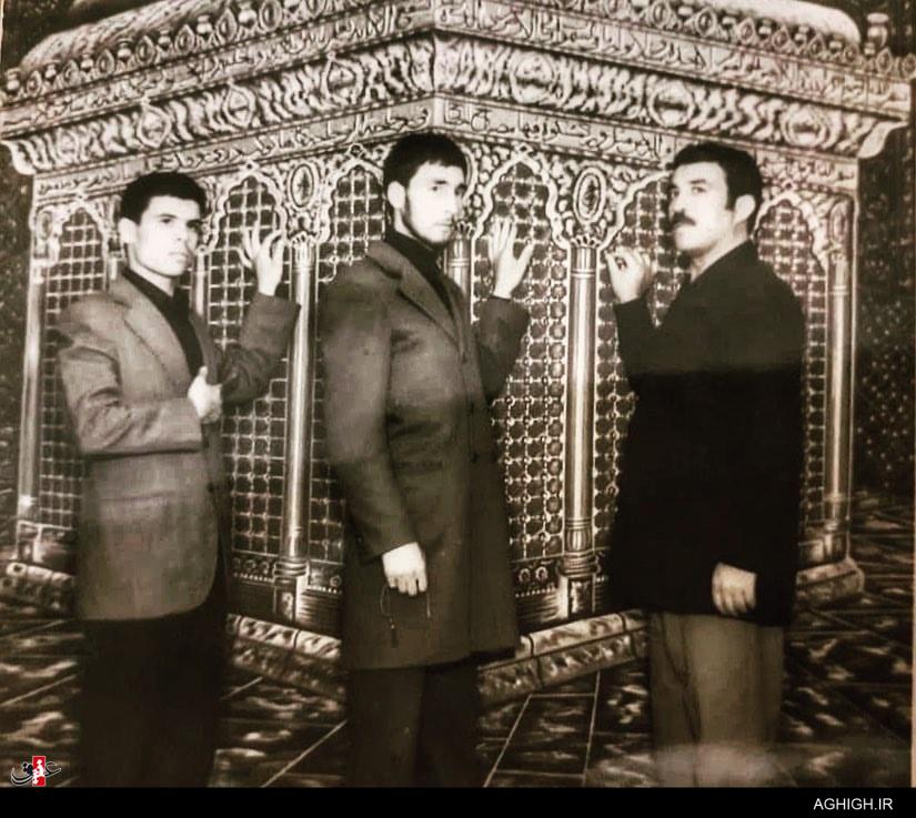 عکس قدیمی و دیدنی شاعر معروف با ضریح امام رضا(ع)