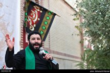 مداحی حاج سید مهدی میرداماد در جوار خانه دو شهید