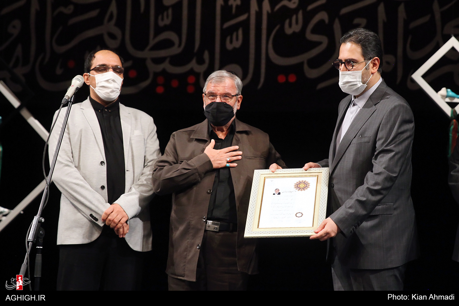 اعطای نشان درجه یک هنری به استاد ولی الله کلامی اعطای نشان درجه یک هنری به استاد ولی الله کلامی