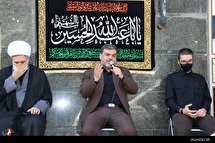 مداحی حاج حسین هوشیار در کنار خانه شهید مدافع حرم