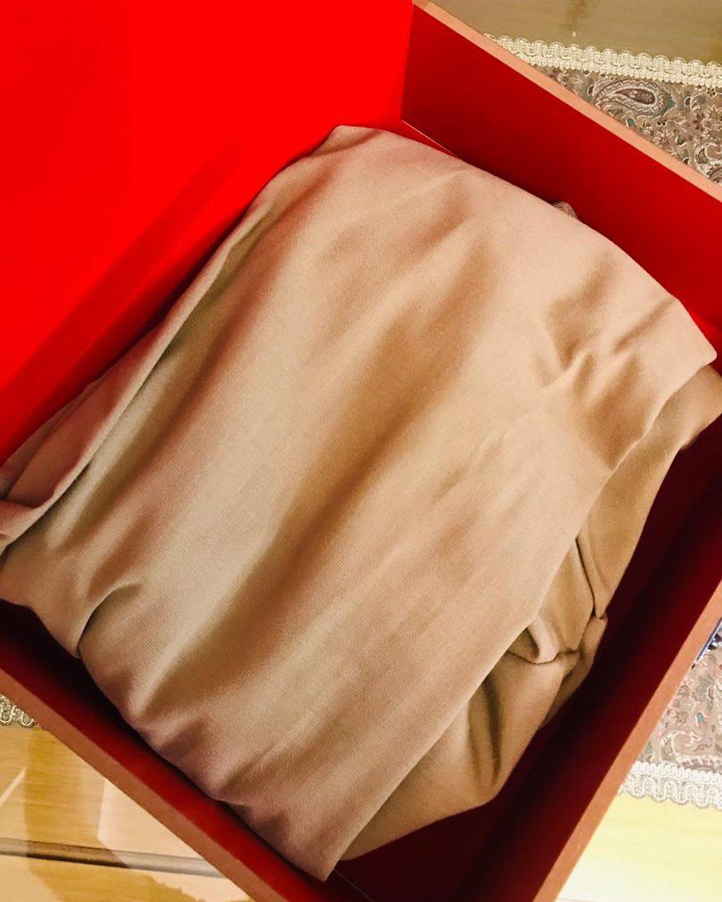 هدیه ارزشمند رهبر انقلاب به حاج حسین یکتا هدیه ارزشمند رهبر انقلاب به حاج حسین یکتا