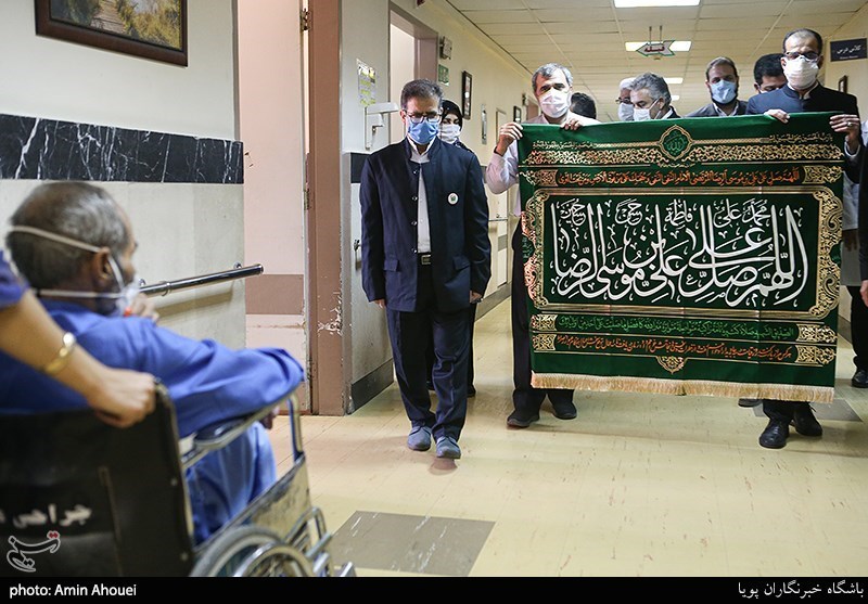 پرچم متبرک حرم امام رضا(ع) به بیمارستان امام حسین(ع) اهدا شد