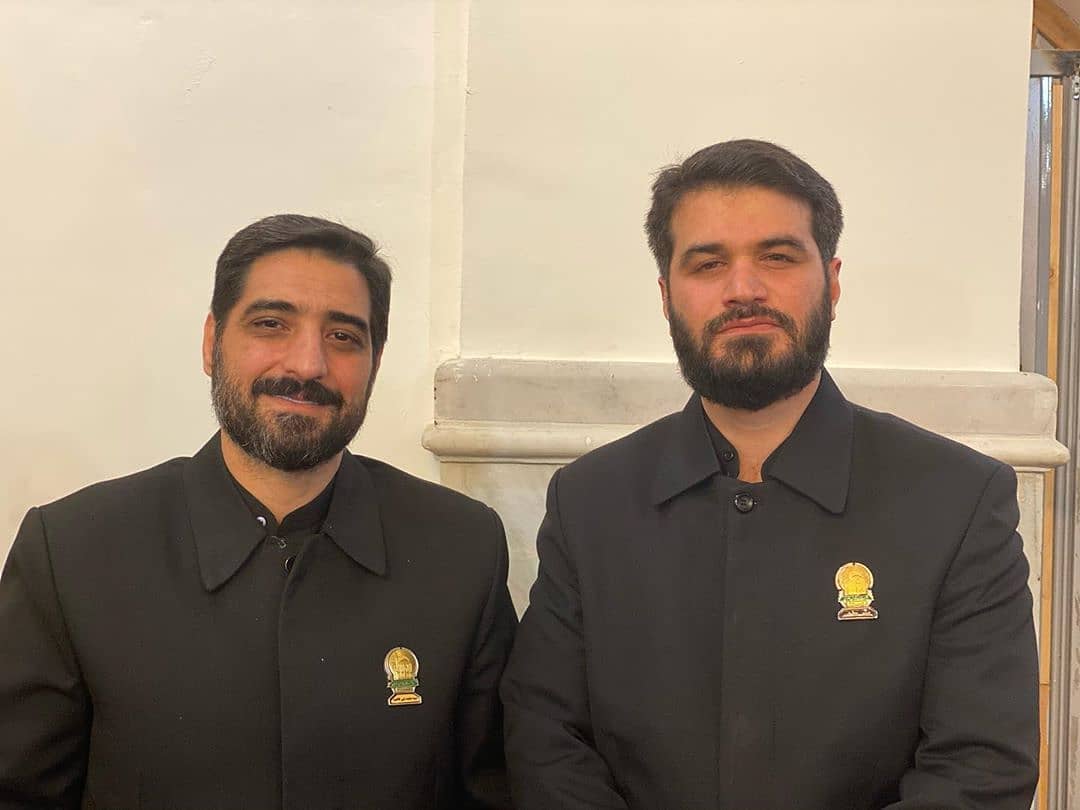 تصویری از حاج سید مجید بنی فاطمه و  حاج میثم مطیعی در لباس خادمی امام رضا علیه السلام