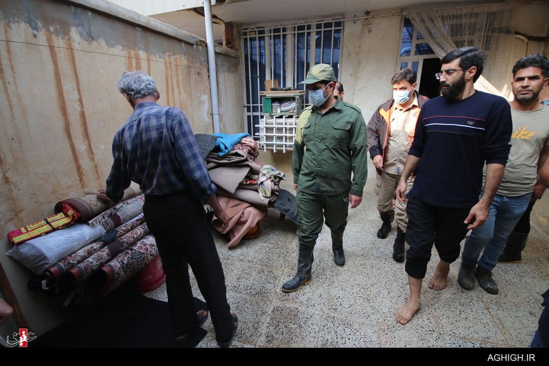 اثر حضور مداحان در میان سیلزدگان جنوب کشور