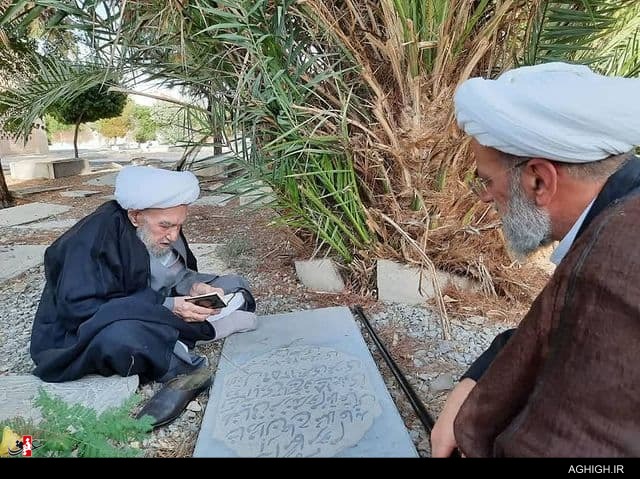 تصویری از آیت الله ناصری بر سر مزار پدر بزرگ خود