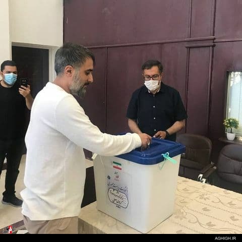 محمد حسین پویانفر پای صندوق رای انتخابات 1400 حضور مداحان و سخنرانان پای صندوق رأی+تصاویر