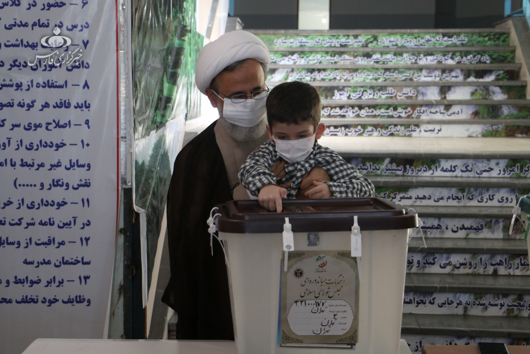 حجتالاسلام علیرضا پناهیان پای صندوق رای انتخابات 1400 حضور مداحان و سخنرانان پای صندوق رأی+تصاویر