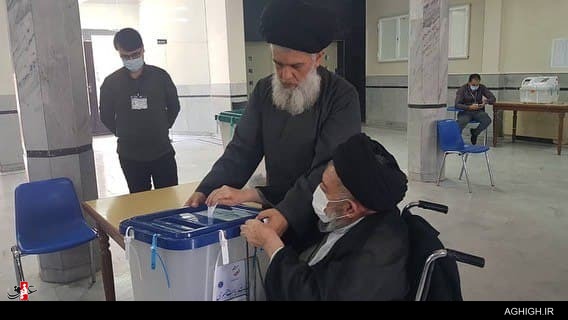 حجتالاسلام سیدحسین مؤمنی پای صندوق رای انتخابات 1400 حضور مداحان و سخنرانان پای صندوق رأی+تصاویر