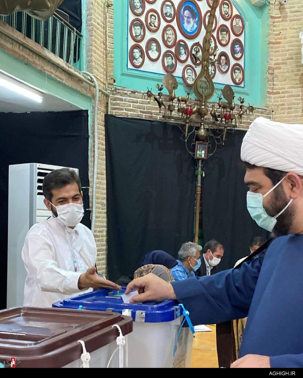 حجتالاسلام شهاب مرادی پای صندوق رای انتخابات 1400 حضور مداحان و سخنرانان پای صندوق رأی+تصاویر