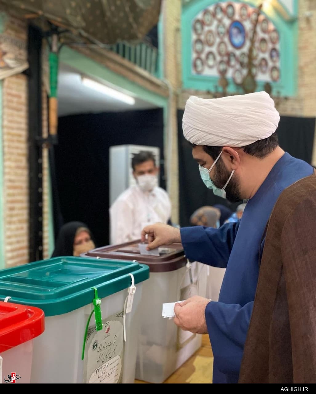 حجتالاسلام شهاب مرادی پای صندوق رای انتخابات 1400 حضور مداحان و سخنرانان پای صندوق رأی+تصاویر