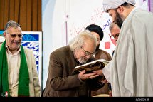 اهداء انگشتر و چفیه رهبر انقلاب به استاد محمدعلی مجاهدی و حاج احمد شمس