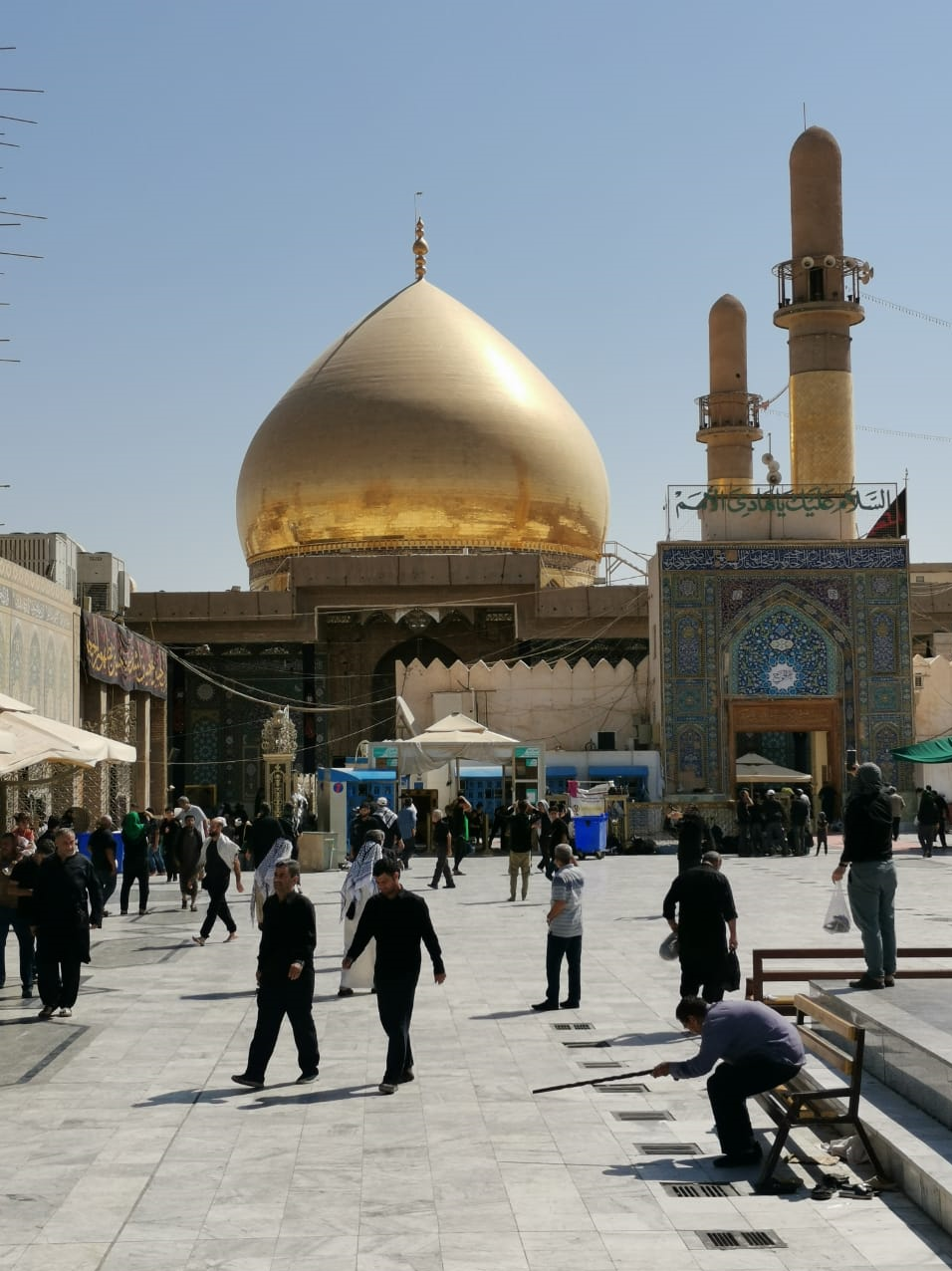 حرم همچنان مملو از جمعیت است