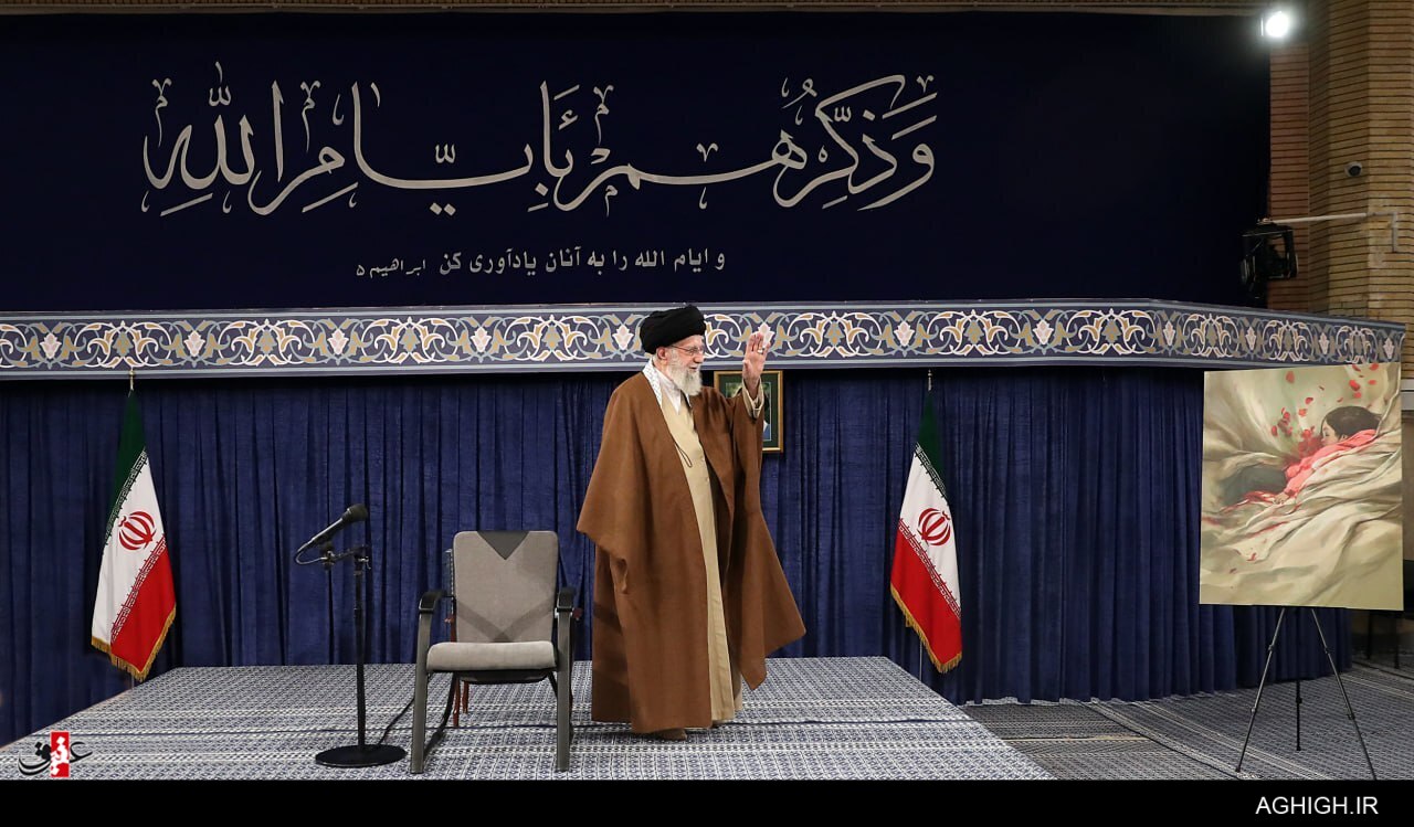 دختر کاپشن صورتی با گوشواره قلبی در بیت رهبری دختر کاپشن صورتی با گوشواره قلبی در بیت رهبری