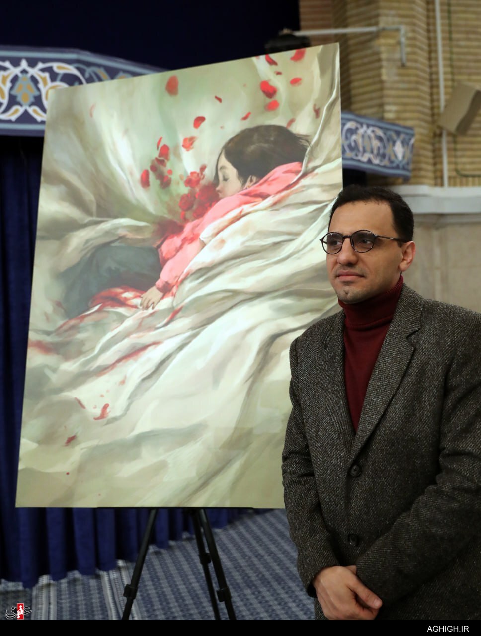 دختر کاپشن صورتی با گوشواره قلبی در بیت رهبری دختر کاپشن صورتی با گوشواره قلبی در بیت رهبری