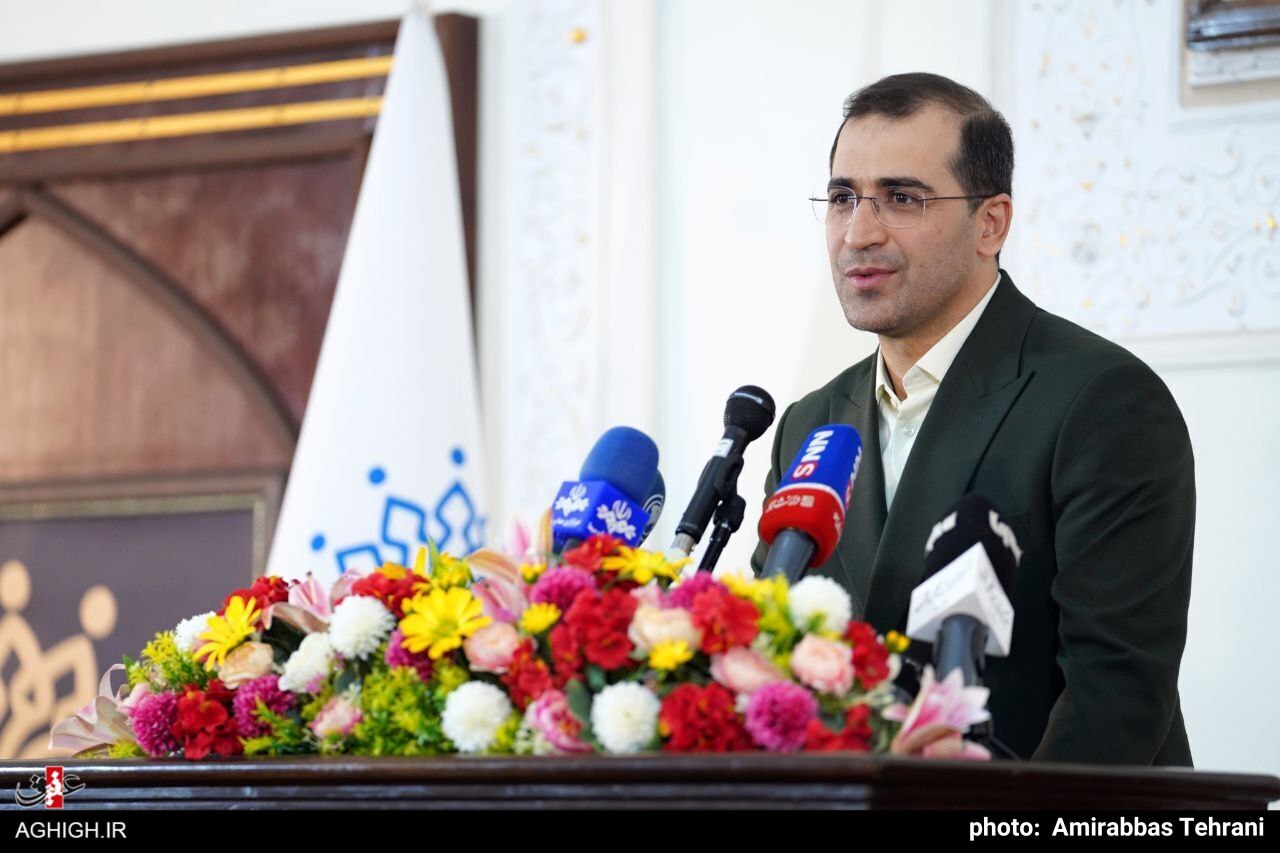 خطیب بودن همراه با علم و دانش از ویژگیهای شیخ حسین انصاریان است خطیب بودن همراه با علم و دانش از ویژگیهای شیخ حسین انصاریان است