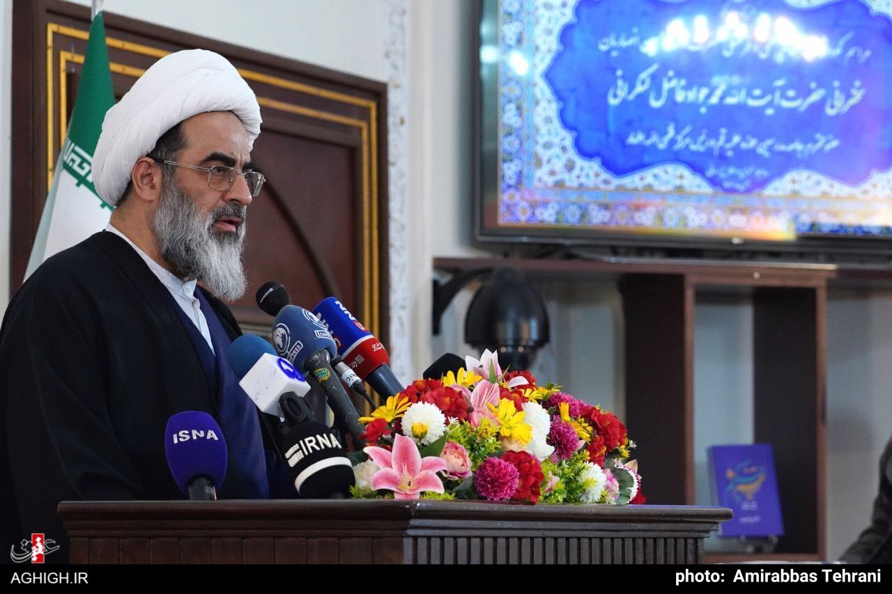 خطیب بودن همراه با علم و دانش از ویژگیهای شیخ حسین انصاریان است خطیب بودن همراه با علم و دانش از ویژگیهای شیخ حسین انصاریان است