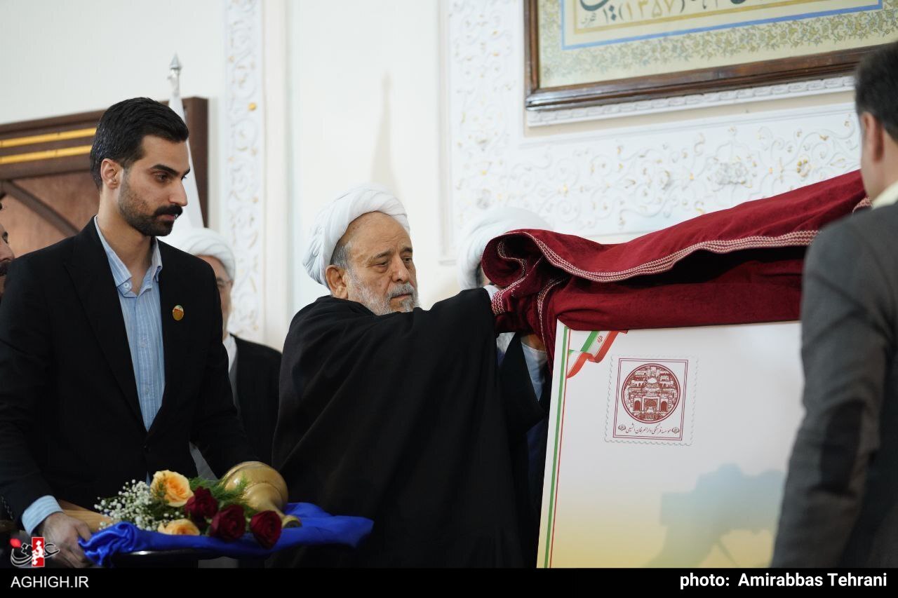 خطیب بودن همراه با علم و دانش از ویژگیهای شیخ حسین انصاریان است خطیب بودن همراه با علم و دانش از ویژگیهای شیخ حسین انصاریان است