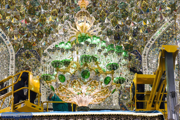 چلچراغ بالای ضریح امام رضا(ع) تعویض شد+عکس چلچراغ بالای ضریح امام رضا(ع) تعویض شد+عکس