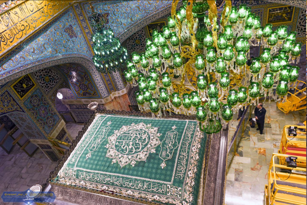 چلچراغ بالای ضریح امام رضا(ع) تعویض شد+عکس چلچراغ بالای ضریح امام رضا(ع) تعویض شد+عکس