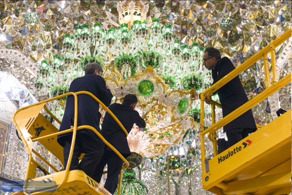 چلچراغ بالای ضریح امام رضا(ع) تعویض شد+عکس چلچراغ بالای ضریح امام رضا(ع) تعویض شد+عکس