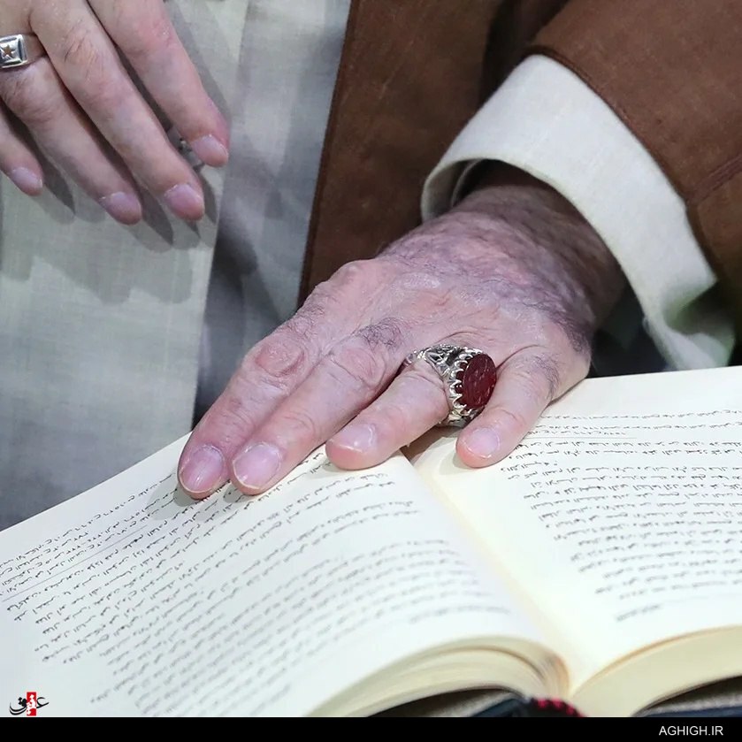 نقش نگین انگشتر رهبر انقلاب در نمایشگاه کتاب نقش نگین انگشتر رهبر انقلاب در نمایشگاه کتاب
