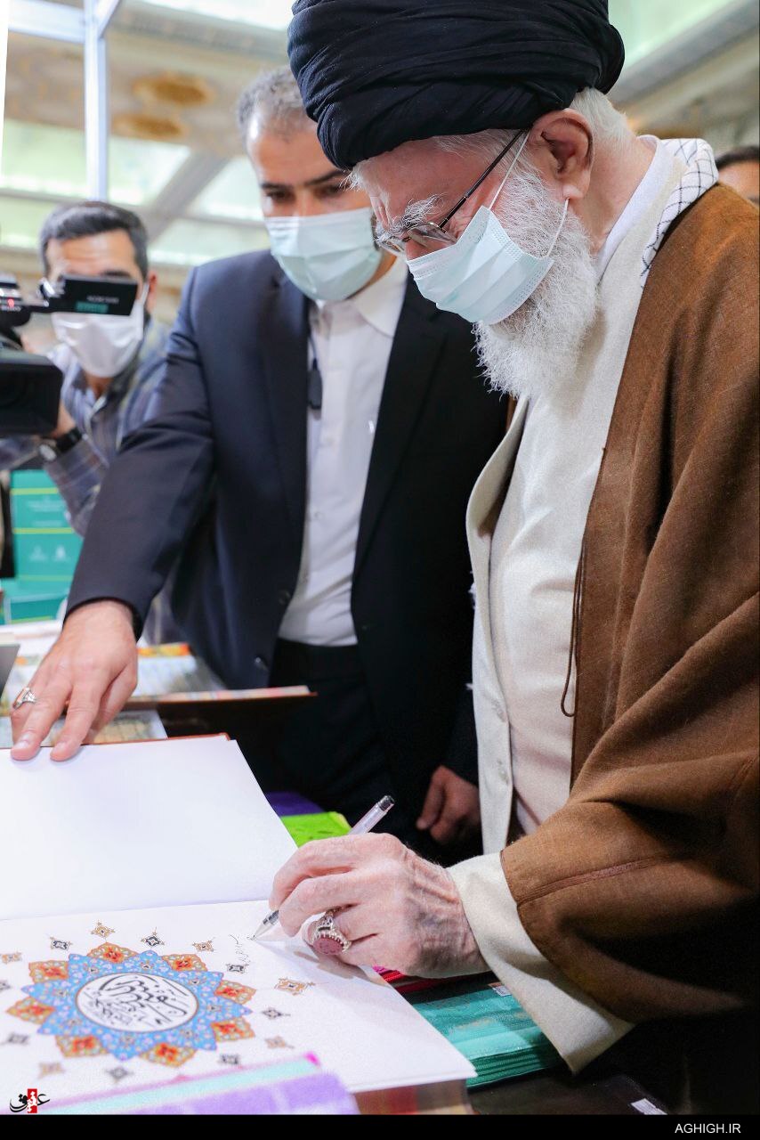 نقش نگین انگشتر رهبر انقلاب در نمایشگاه کتاب نقش نگین انگشتر رهبر انقلاب در نمایشگاه کتاب