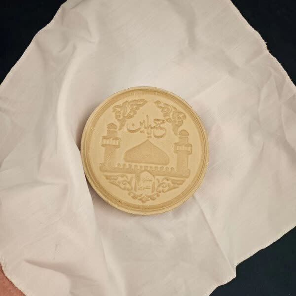 هدیه رهبر انقلاب به امیر عباسی در عید فطر