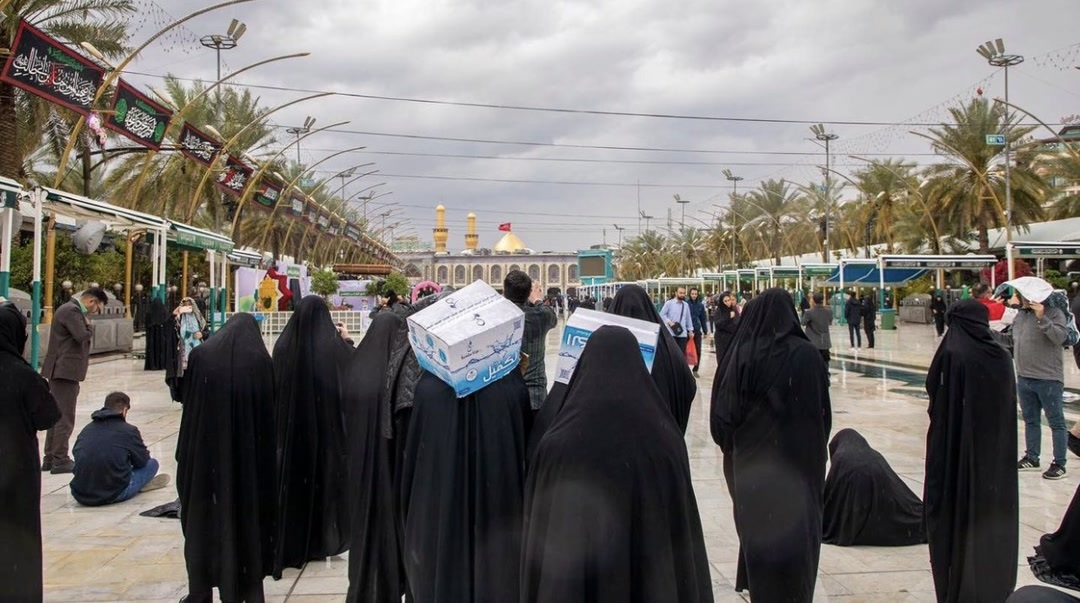 زائران کربلا زیر باران بهاری دست به دعا شدند