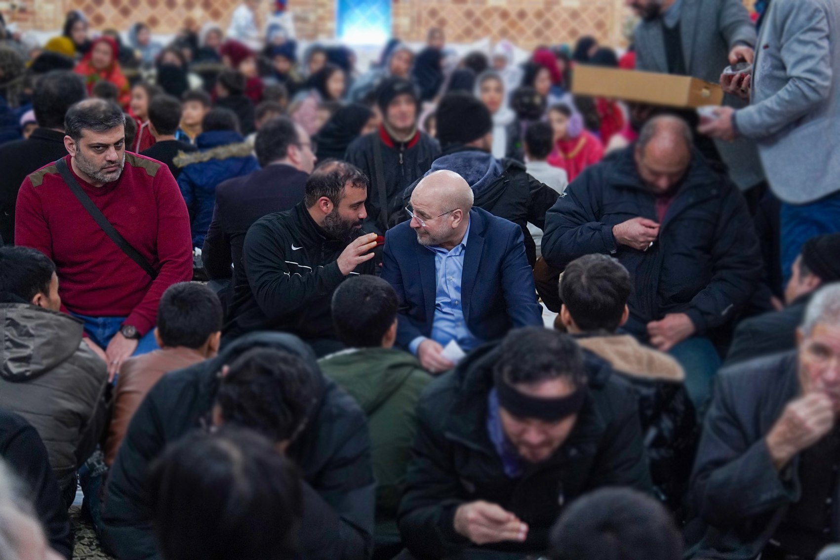 حضور قالیباف در جمع آسمان خوابهای محله هرندی در شب یلدا حضور قالیباف در جمع آسمان خوابهای محله هرندی در شب یلدا