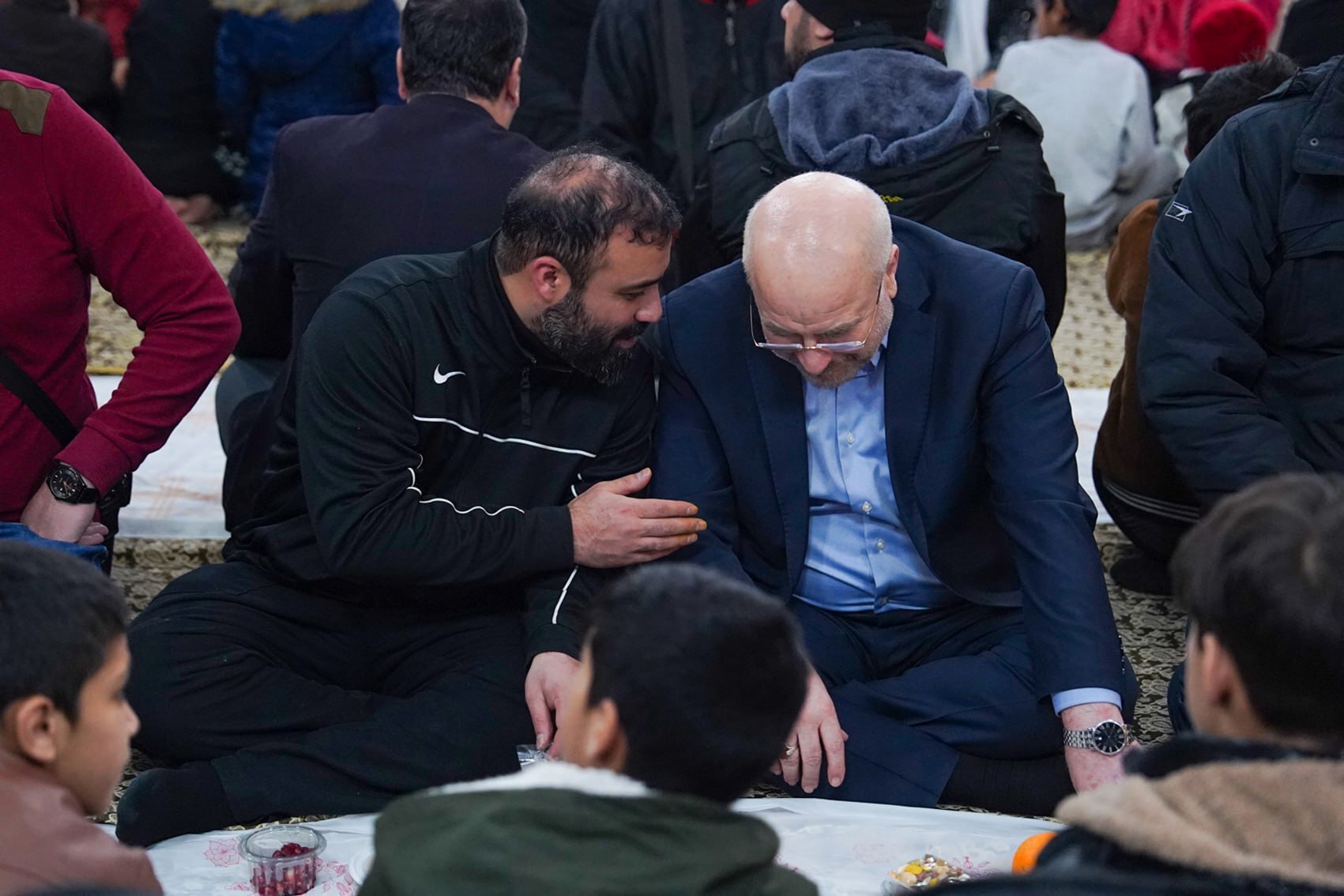 حضور قالیباف در جمع آسمان خوابهای محله هرندی در شب یلدا حضور قالیباف در جمع آسمان خوابهای محله هرندی در شب یلدا