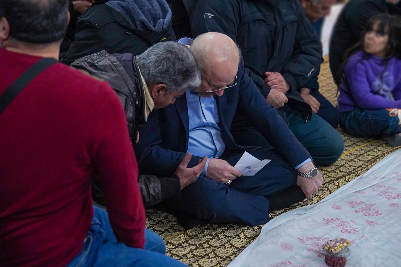 حضور قالیباف در جمع آسمان خوابهای محله هرندی در شب یلدا حضور قالیباف در جمع آسمان خوابهای محله هرندی در شب یلدا