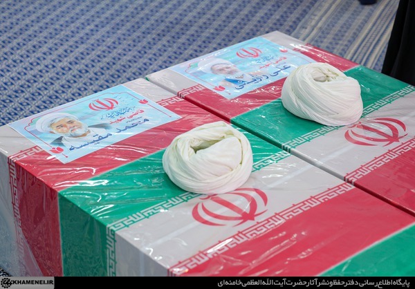 اقامه نماز رهبر انقلاب بر پیکر دو قاضی شهید اقامه نماز رهبر انقلاب بر پیکر دو قاضی شهید