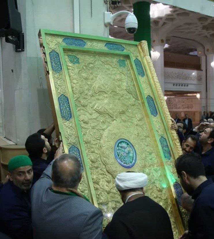 درب طلای اهدایی حرم حضرت معصومه (س) به حرم امام رضا (ع) رونمایی شد درب طلای اهدایی حرم حضرت معصومه (س) به حرم امام رضا (ع) رونمایی شد