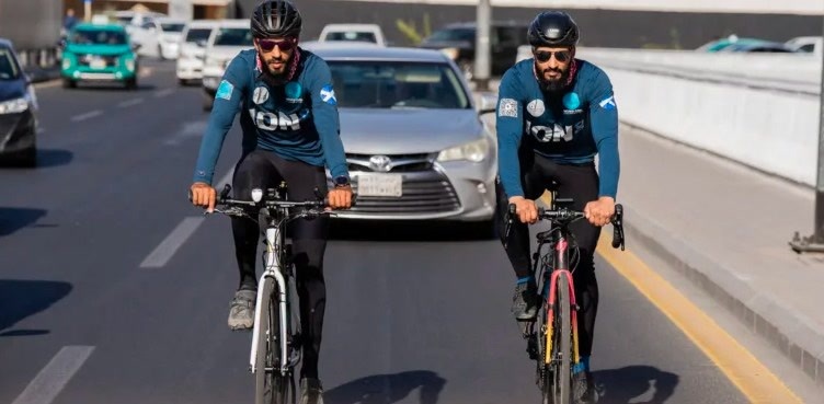 ۲ زائر انگلیسی با دوچرخه به حج رفتند ۲ زائر انگلیسی با دوچرخه به حج رفتند