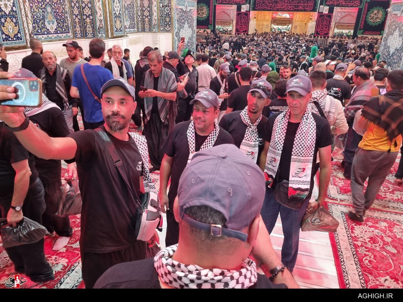 حضور زائرین فلسطینی در حرم امام حسین(ع)+فیلم حضور زائرین فلسطینی در حرم امام حسین(ع)+فیلم