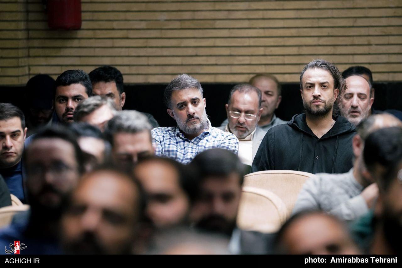 بنیامین بهادری در کنار مداح معروف در مراسم ختم