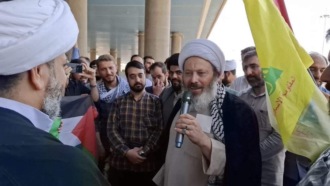 حجتالاسلام قاسمیان به ایران بازگشتحجتالاسلام قاسمیان پس از چند روز بازداشت توسط سعودیها شب گذشته آزاد و دقایقی قبل وارد تهران شد. حجتالاسلام قاسمیان به ایران بازگشتحجتالاسلام قاسمیان پس از چند روز بازداشت توسط سعودیها شب گذشته آزاد و دقایقی قبل وارد تهران شد.