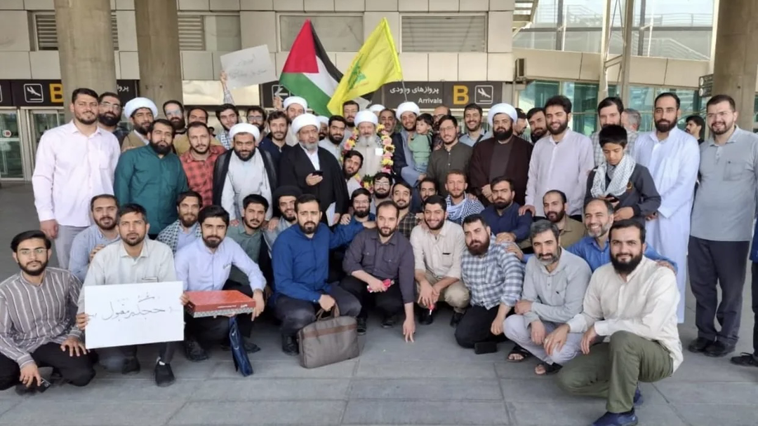 حجتالاسلام قاسمیان به ایران بازگشتحجتالاسلام قاسمیان پس از چند روز بازداشت توسط سعودیها شب گذشته آزاد و دقایقی قبل وارد تهران شد. حجتالاسلام قاسمیان به ایران بازگشتحجتالاسلام قاسمیان پس از چند روز بازداشت توسط سعودیها شب گذشته آزاد و دقایقی قبل وارد تهران شد.