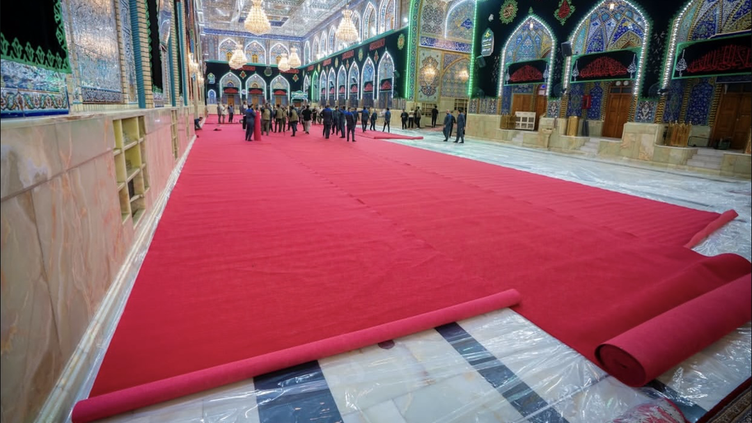 کفپوشهای قرمز در حرم امام حسین (ع) پَهن شد +عکس کفپوشهای قرمز در حرم امام حسین (ع) پَهن شد +عکس