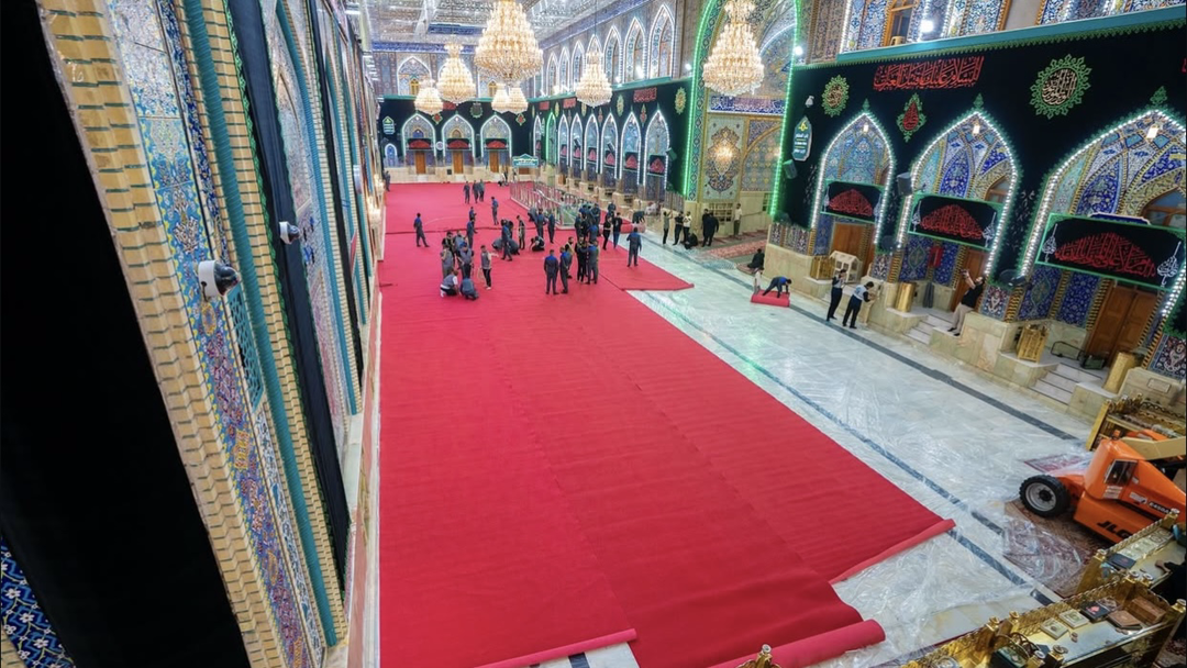 کفپوشهای قرمز در حرم امام حسین (ع) پَهن شد +عکس کفپوشهای قرمز در حرم امام حسین (ع) پَهن شد +عکس
