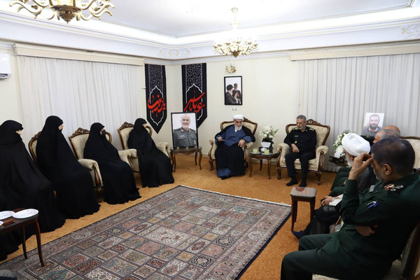 ابلاغ سلام و دعای رهبر انقلاب به خانواده شهید سلامی ابلاغ سلام و دعای رهبر انقلاب به خانواده شهید سلامی