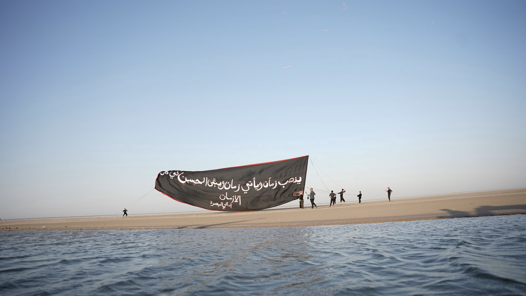 بزرگترین پرچم عزای حسینی در مسیر پیادهروی اربعین به اهتزاز درآمد +فیلم بزرگترین پرچم عزای حسینی در مسیر پیادهروی اربعین به اهتزاز درآمد +فیلم