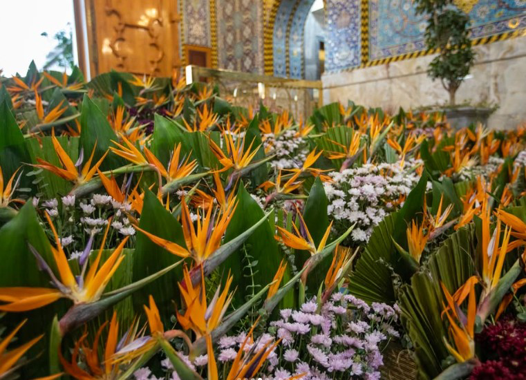 گلآرایی ویژه حرم امام حسین(ع) به مناسبت ۱۷ ربیعالاول گلآرایی ویژه حرم امام حسین(ع) به مناسبت ۱۷ ربیعالاول