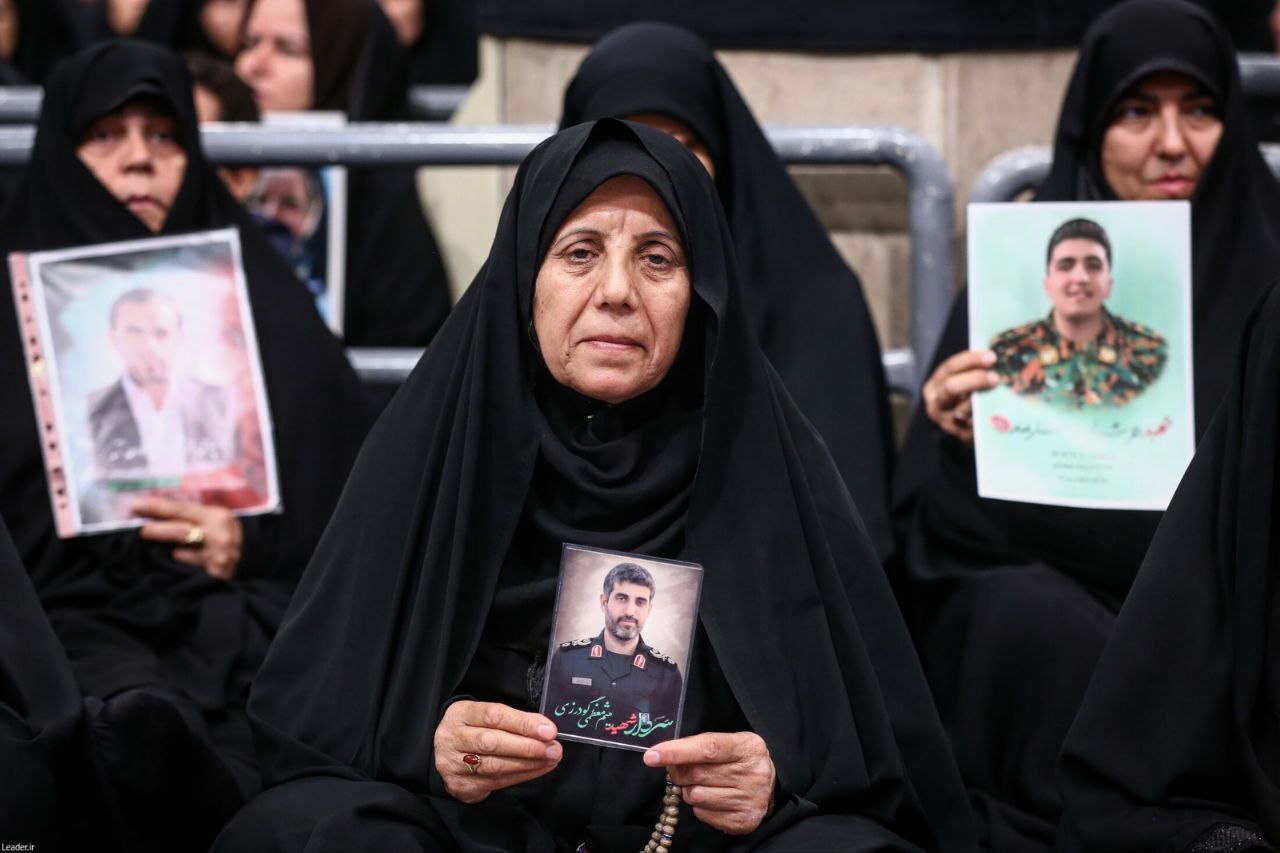 حاشیه نگاری عقیق از مراسم روضه شهادت امام رضا (ع) در حسینیه امام خمینی (ره)/ حرفهای ترين مستمعين ايران حاشیه نگاری عقیق از مراسم روضه شهادت امام رضا (ع) در حسینیه امام خمینی (ره)/ حرفهای ترين مستمعين ايران